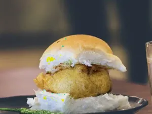 Jumbo Vada Pav