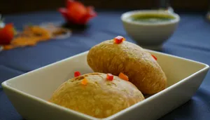 Mutter Kachori (2 Pcs)