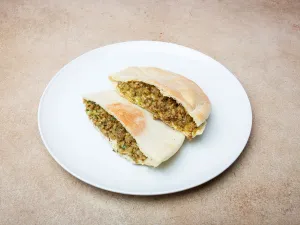 Hummus with Meat Sandwich / ساندوتش حمص باللحم