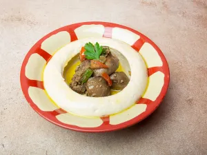 Hummus with Chicken Liver Plate / صحن حمص بكبده الدجاج